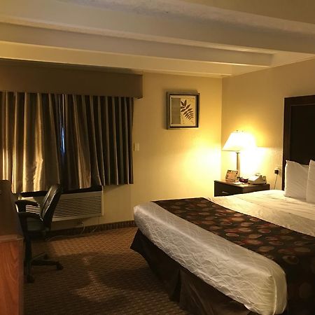Days Inn By Wyndham Bloomington West Екстер'єр фото