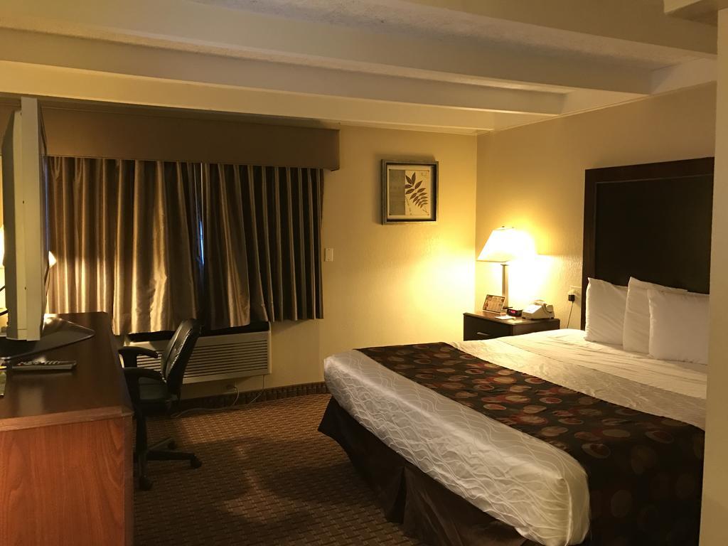 Days Inn By Wyndham Bloomington West Екстер'єр фото
