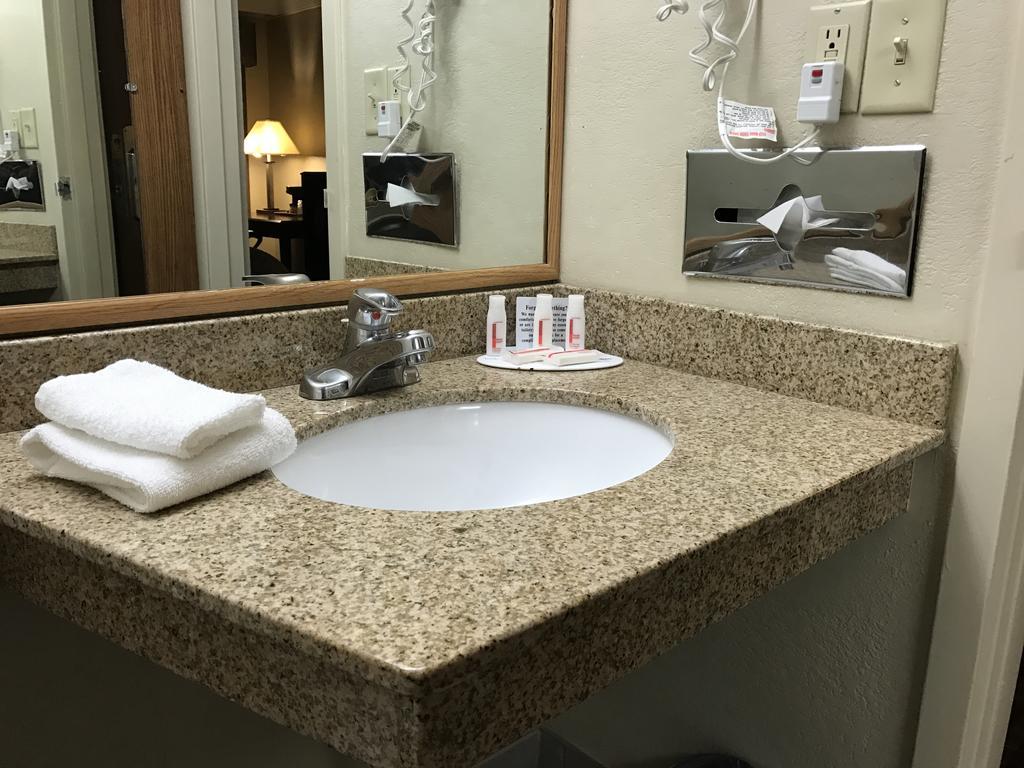 Days Inn By Wyndham Bloomington West Екстер'єр фото