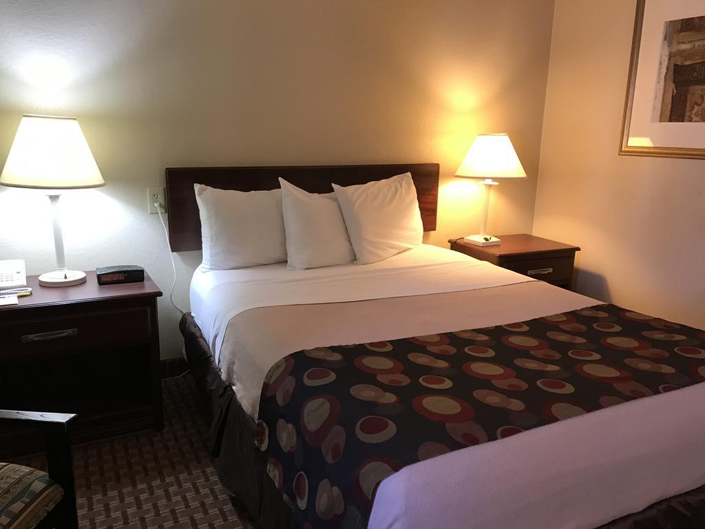 Days Inn By Wyndham Bloomington West Екстер'єр фото