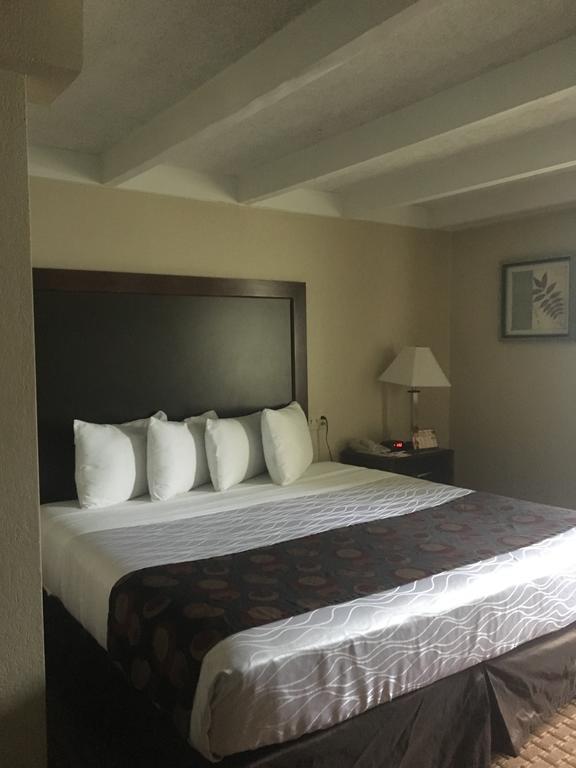 Days Inn By Wyndham Bloomington West Екстер'єр фото