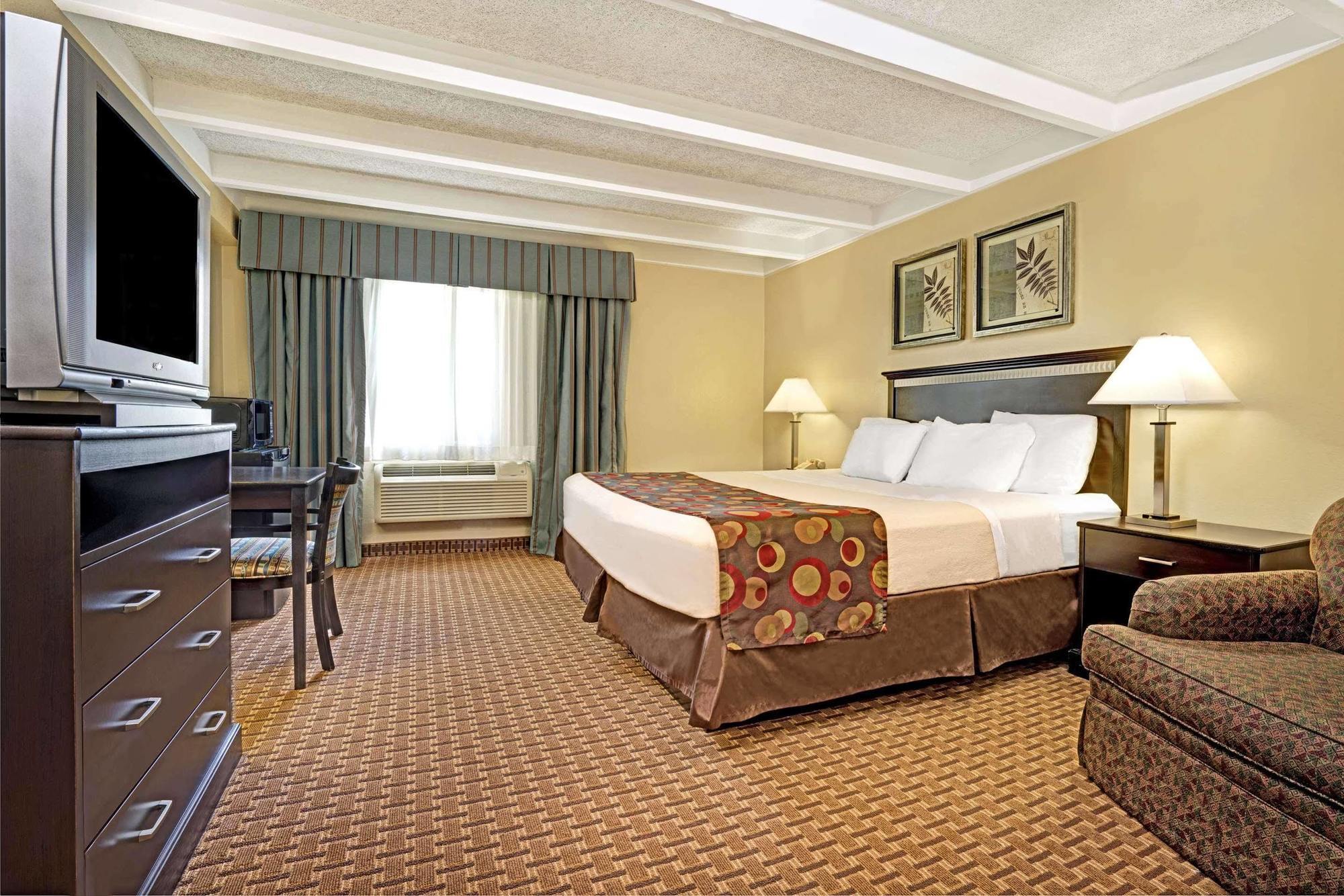 Days Inn By Wyndham Bloomington West Екстер'єр фото