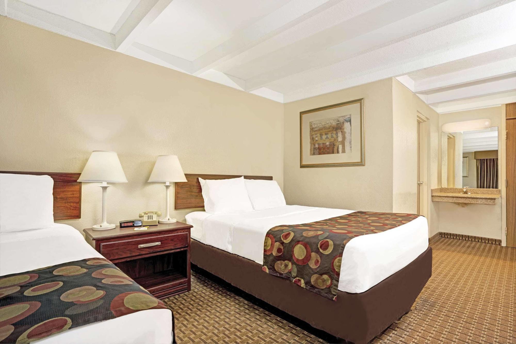 Days Inn By Wyndham Bloomington West Екстер'єр фото
