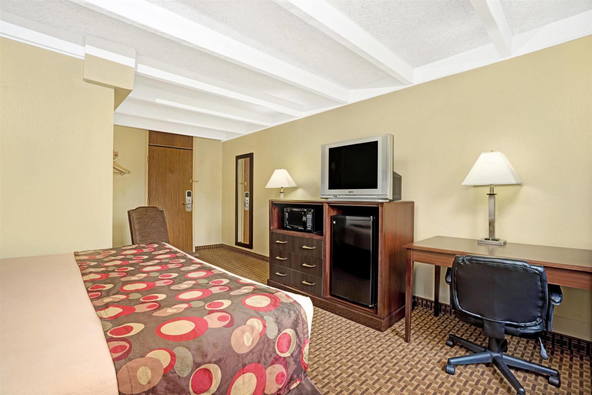 Days Inn By Wyndham Bloomington West Екстер'єр фото