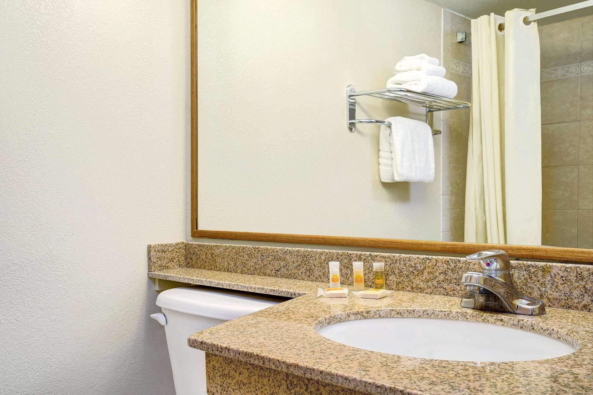 Days Inn By Wyndham Bloomington West Екстер'єр фото