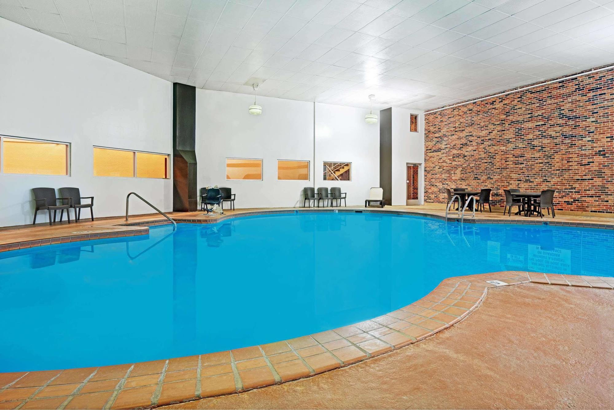 Days Inn By Wyndham Bloomington West Екстер'єр фото