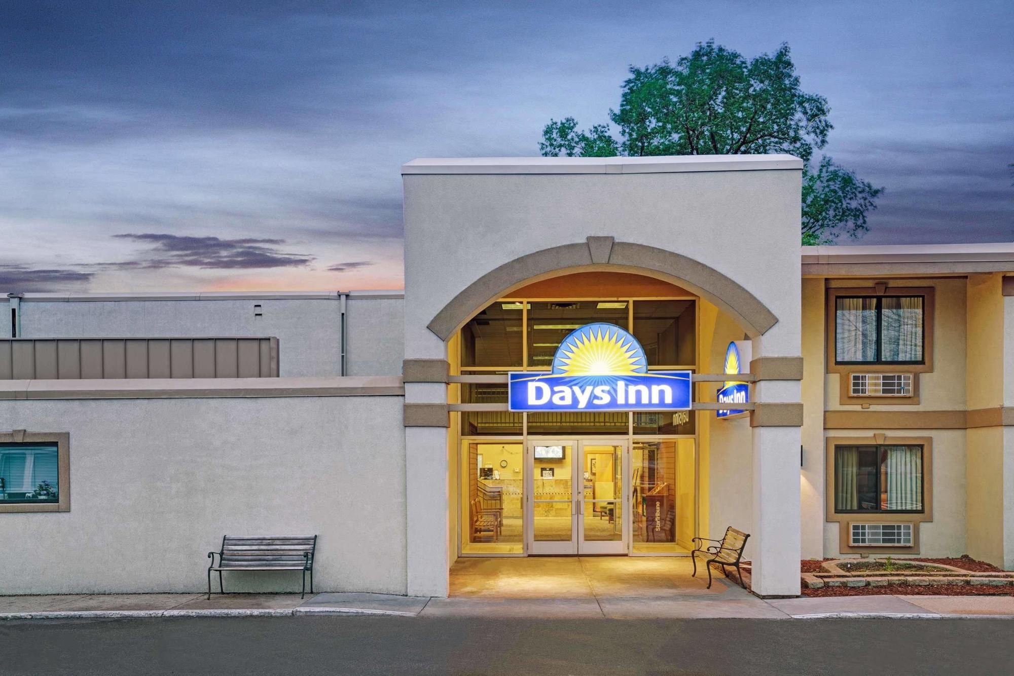 Days Inn By Wyndham Bloomington West Екстер'єр фото