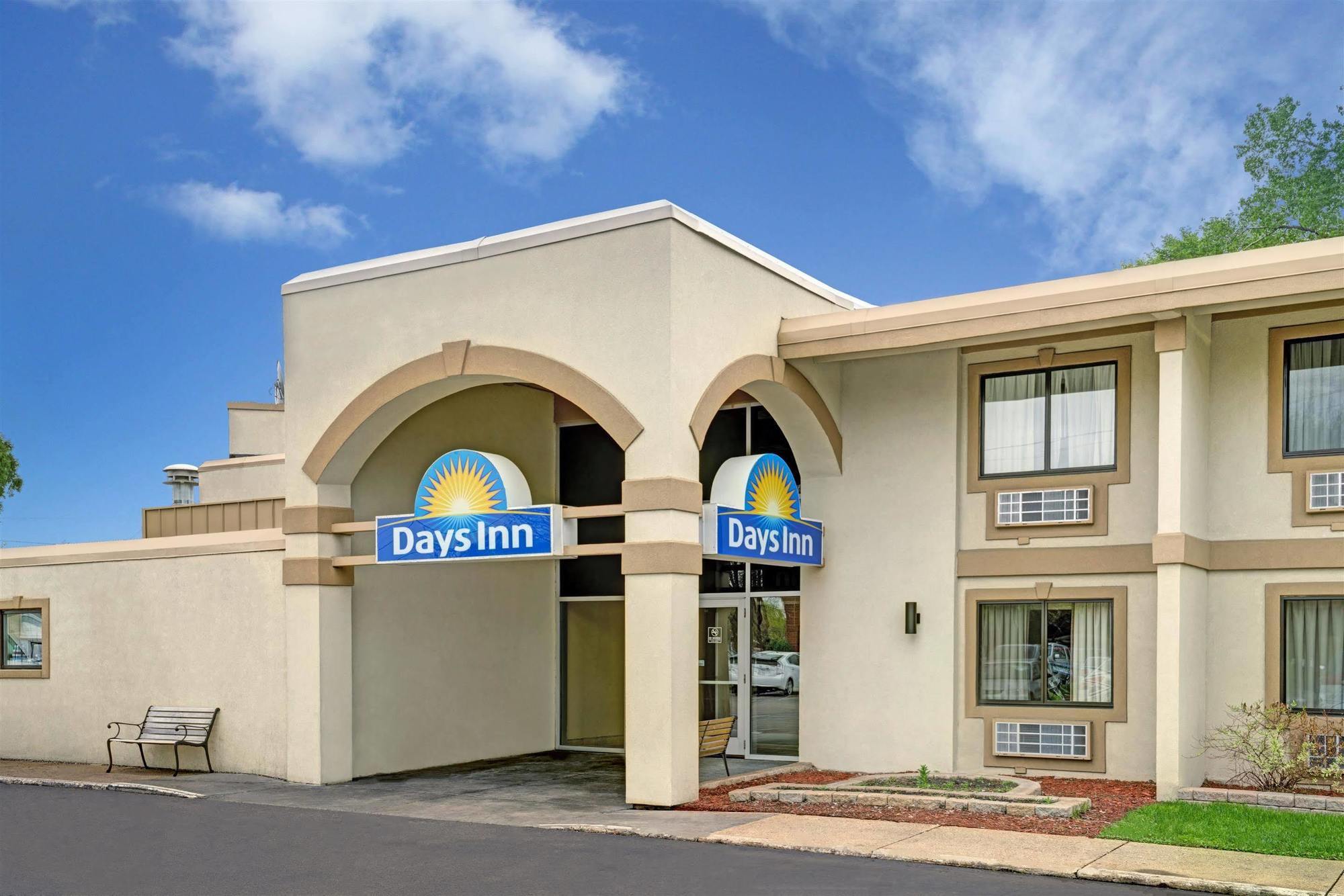 Days Inn By Wyndham Bloomington West Екстер'єр фото