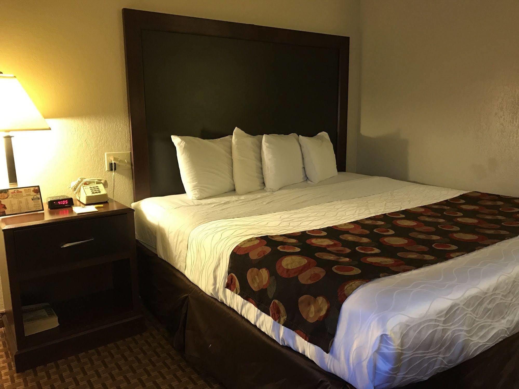 Days Inn By Wyndham Bloomington West Екстер'єр фото