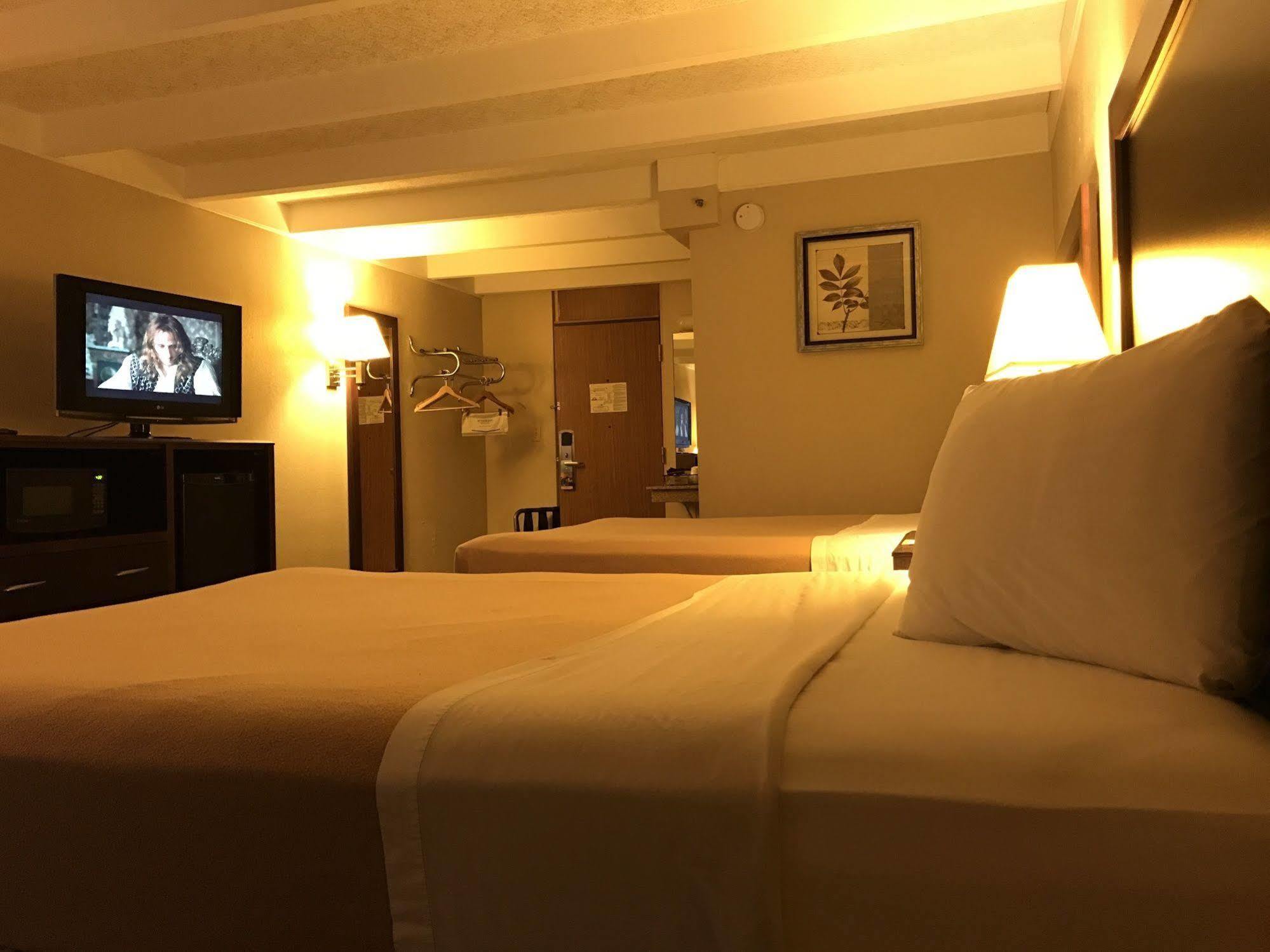 Days Inn By Wyndham Bloomington West Екстер'єр фото