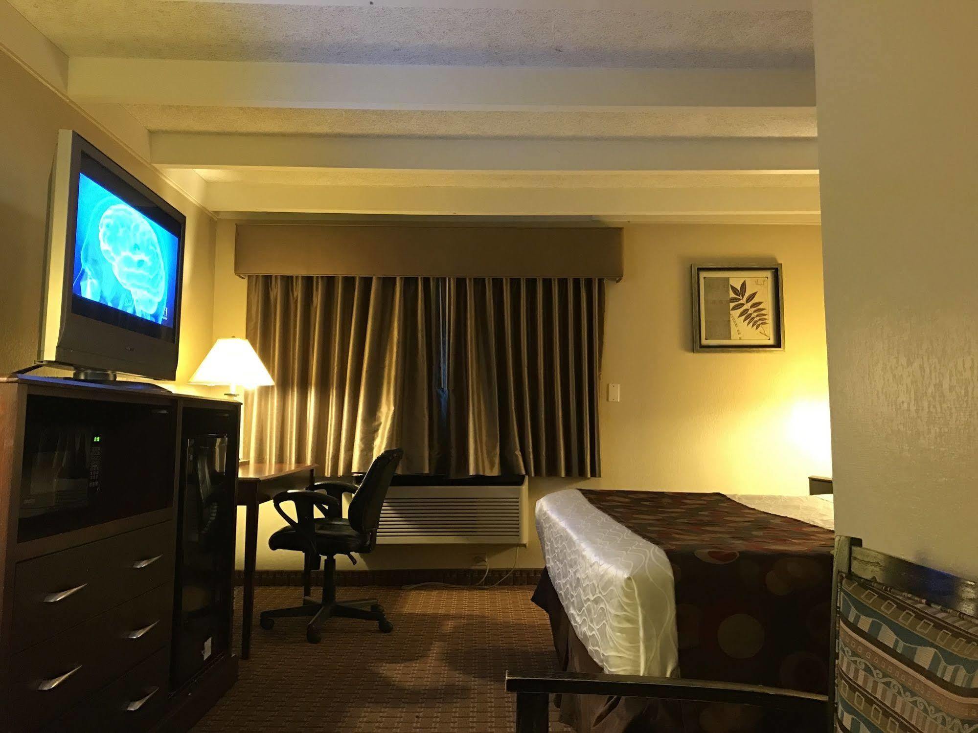 Days Inn By Wyndham Bloomington West Екстер'єр фото