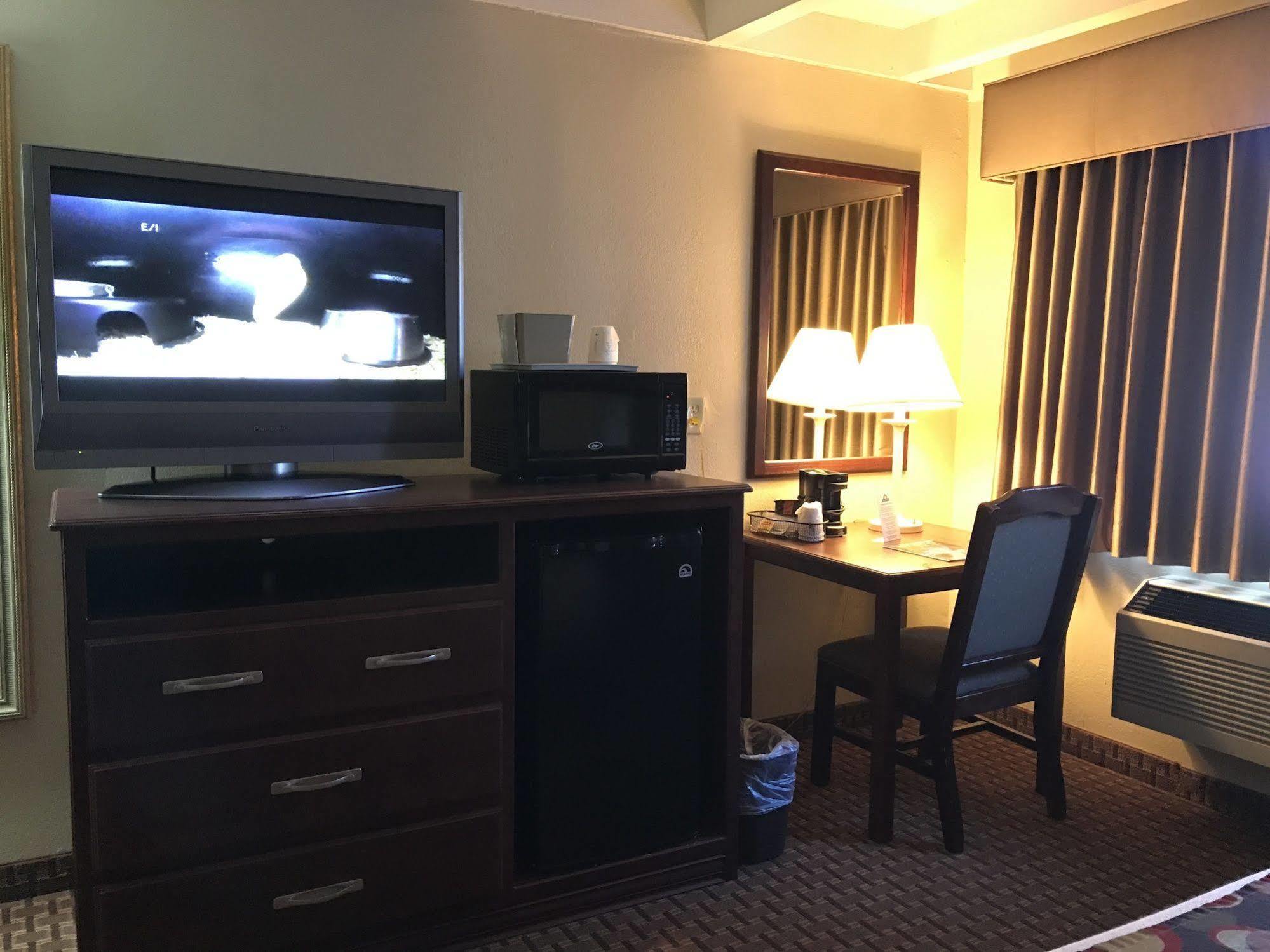 Days Inn By Wyndham Bloomington West Екстер'єр фото