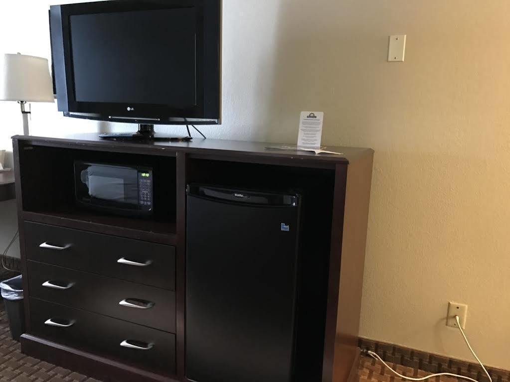 Days Inn By Wyndham Bloomington West Екстер'єр фото